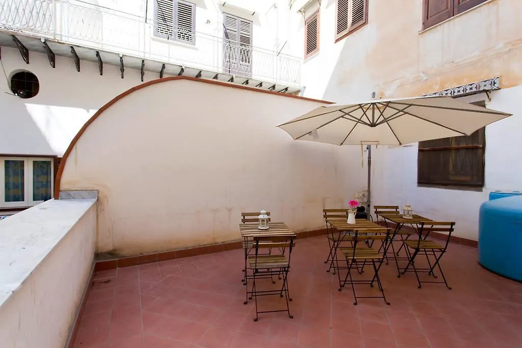 Sunshine Hostel Палермо Италия
