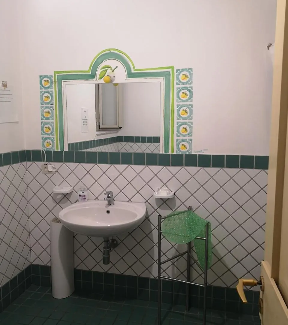 Sunshine Hostel Палермо Италия